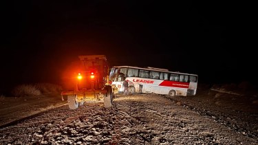 Evitó una tragedia: un colectivo con 41 pasajeros quedó al borde de un barranco