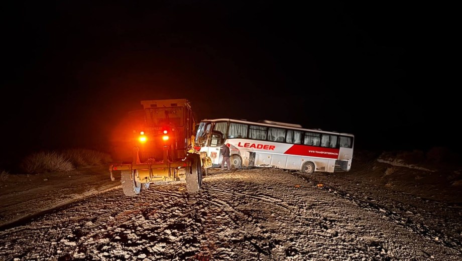 Un colectivo quedó al borde de un barranco en Ruta 6.  Foto: Gentileza bomberos Buta Ranquil.
