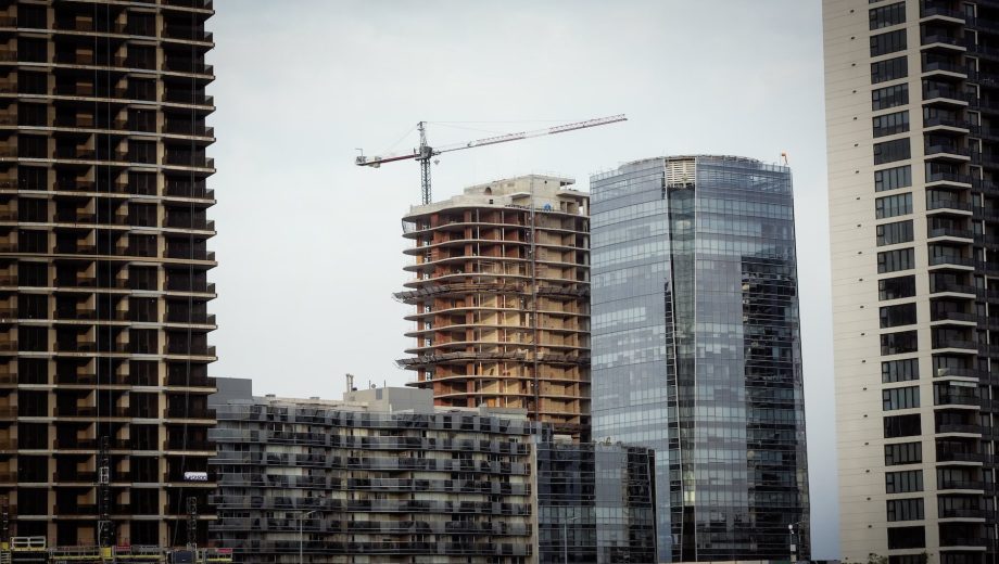 Sectores clave como la construcción y la industria reflejan el impacto de la recesión en la calle. (Foto: Clarín Fotografía)