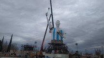 Imagen de Aceleran los trabajos para terminar la estatua de Messi en Cutral Co
