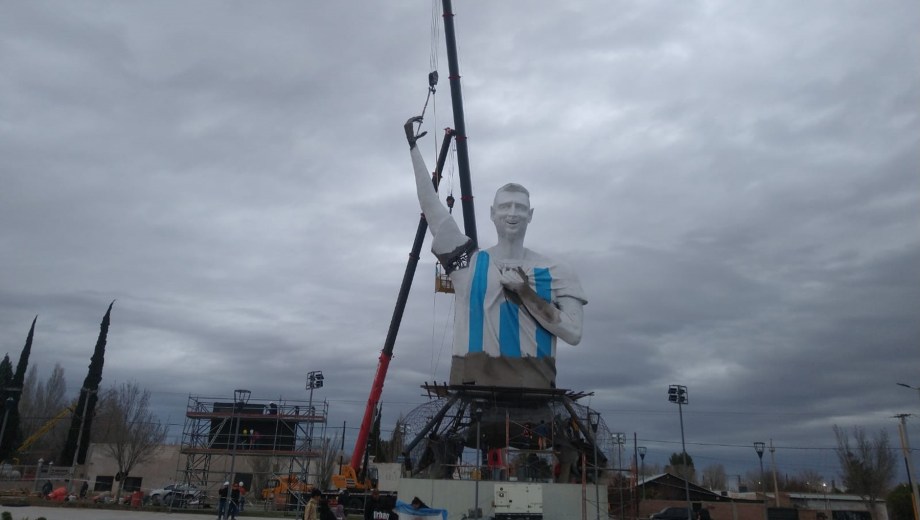 Colocaron el brazo derecho a la estatua de Messi (Foto: Andrea Vazquez)