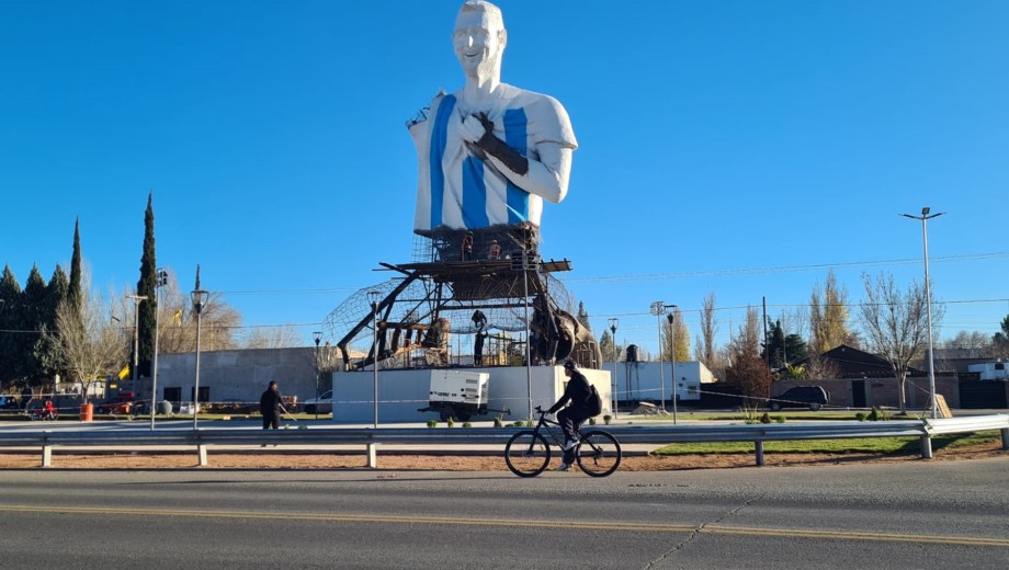 La estatua que homenajea al 10 de la selección argentina, Lio Messi está a punto de finalizarse (Foto: Andrea Vazquez)