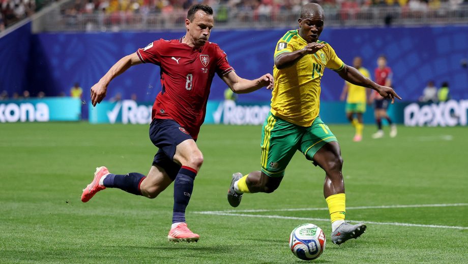 Vladimir Darida, de República Checa, marcado por el sudafricano Mbekezeli Mbokazi. (Foto: AFP)