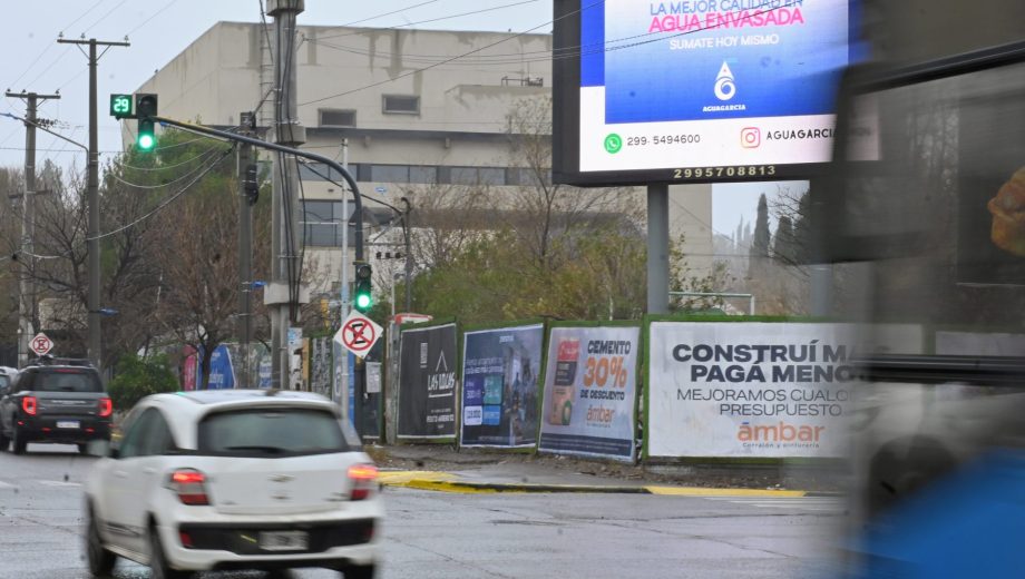 La publicidad con pantalla led en la vía pública, no pueden perturbar el tránsito (foto Florencia Salto)