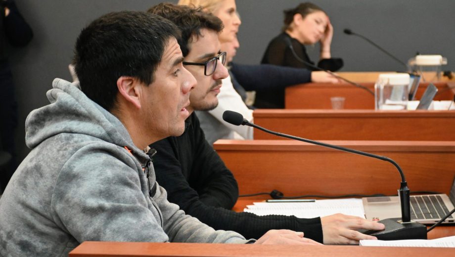 El imputado y su defensor, en el juicio por el homicidio agravado de Nahuel Vera en Cipolletti. Foto Flor Salto.
