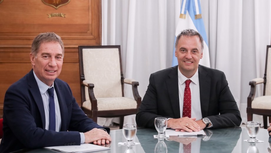 El exjefe de Gabinete Manuel Adorni y su sucesor, Diego Santilli. (Foto: gentileza)