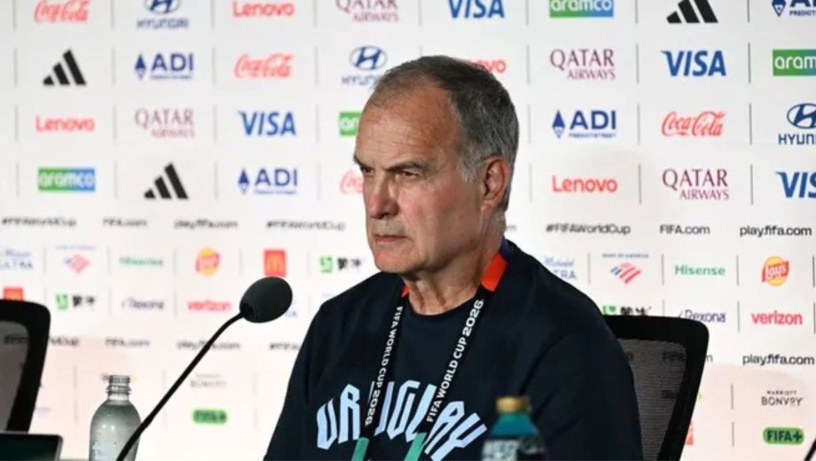 Marcelo Bielsa, en la conferencia de prensa después de la derrota frente a España. (Foto: AFP)