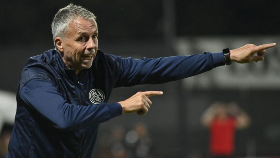 Gustavo Álvarez dejó de ser el entrenador de San Lorenzo por diferencias con la nueva dirigencia. 