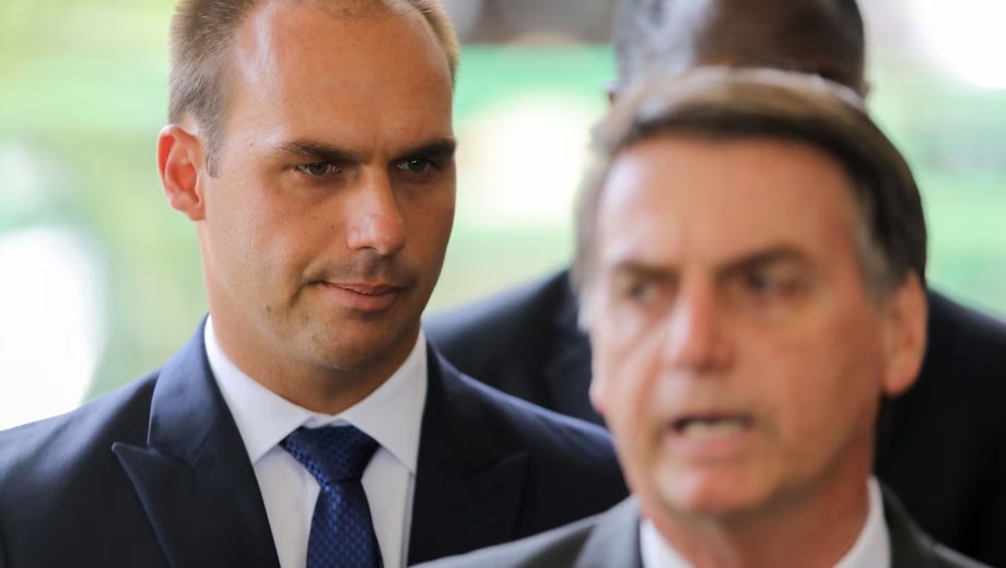 Eduardo Bolsonaro y su padre, Jair Bolsonaro. (Foto AFP Archivo)