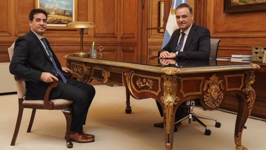 El nuevo vocero presidencial, Adrián Ravier, en su primera reunión con su antecesor, el jefe de Gabinete, Manuel Adorni (Foto X @madorni).