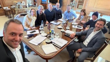 Reunión de la mesa política: el Gobierno busca blindar a Manuel Adorni tras la polémica por su declaración jurada