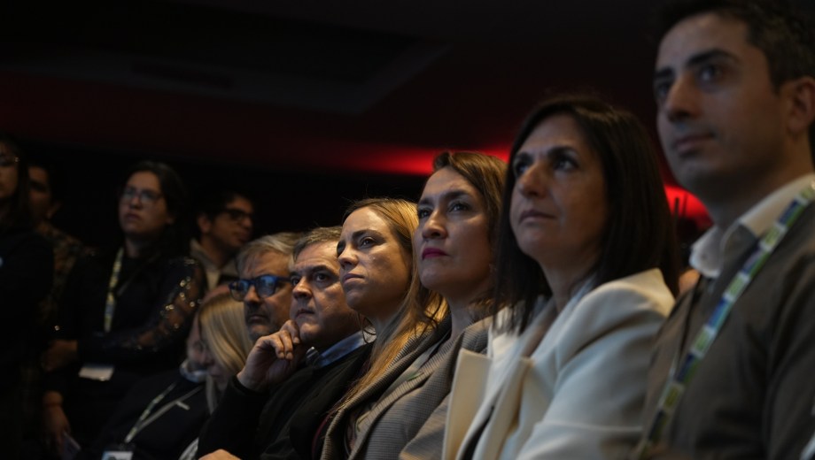 Primera fila. Enzo Fullone, Marcela Abdala, Lorena Matzen, María Emilia Soria, Ariel Bernatene, Carlos Valeri, María Laura Frei. Foto: Marcelo Martinez