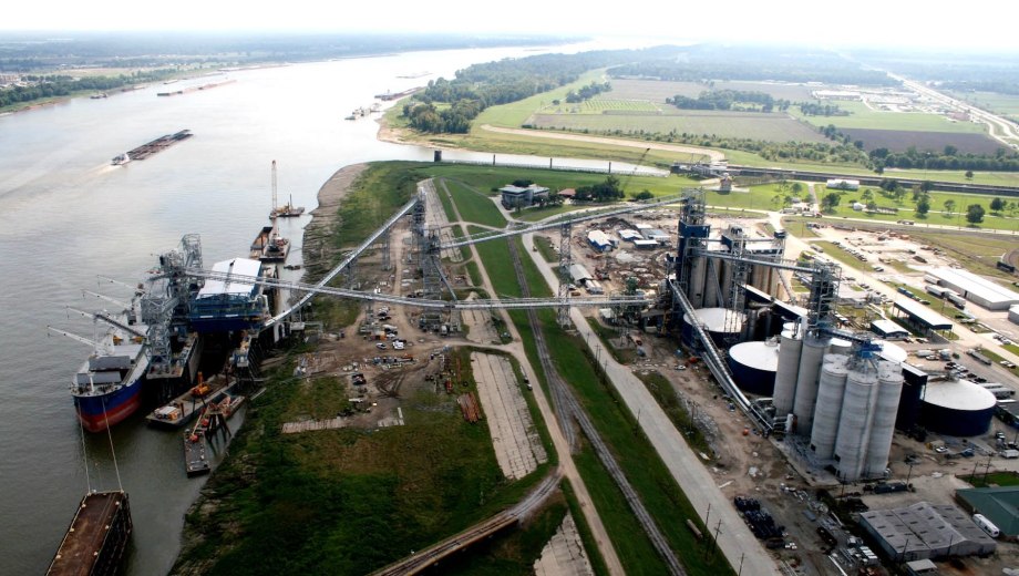 El ministro de Economía, Luis Caputo, anunció una inversión de Louis Dreyfus para la construcción de una planta de procesamiento de girasol y soja en Bahía Blanca. (Foto: Gentileza)