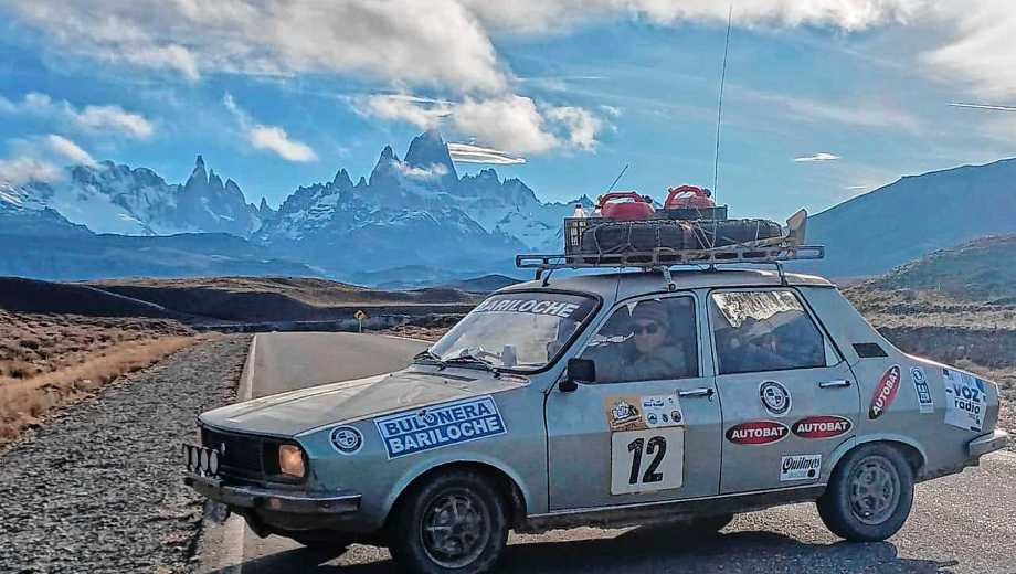 El rally Locos de la Patagonia volvió a destacarse por su diversidad y su impronta histórica. Este año hubo una mayor presencia de autos de las décadas del 30 y 40, algo que no era habitual en ediciones anteriores.