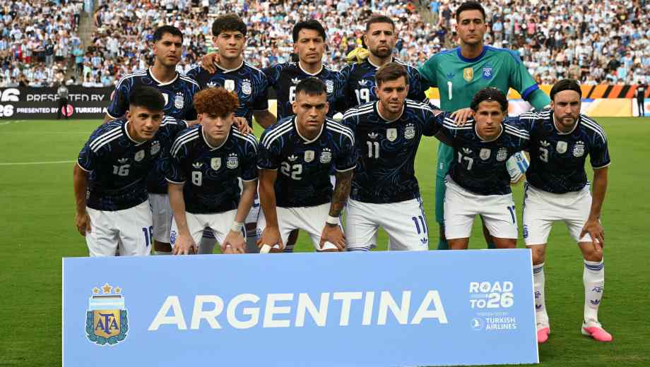 Sonaron Los Palmeras antes del himno argentino en el amistoso de la Scaloneta ante Honduras. (Photo by RONALDO SCHEMIDT / AFP)