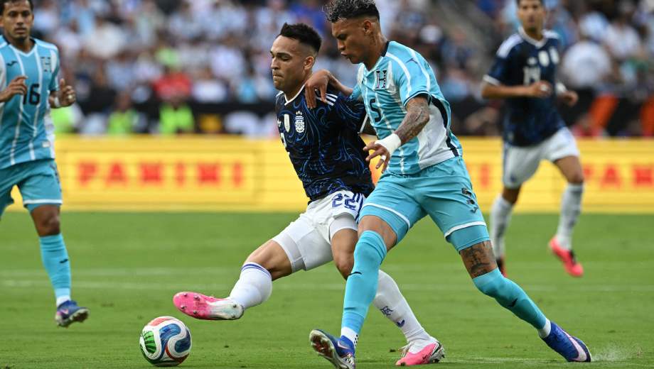 Argentina's forward #22 Lautaro Martinez and Honduras' midfielder #05 Kervin Arriaga fight for the ball during the international friendly football match between Argentina and Honduras at Kyle Field in College Station, Texas on June 6, 2026. (Photo by RONALDO SCHEMIDT / AFP)