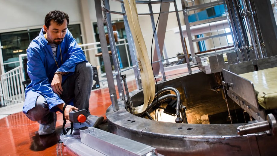 La propuesta incluye actividades experimentales en laboratorios y visitas al reactor escuela RA-6. Foto: Gobierno de Río Negro.