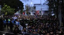 Imagen de El último adiós al Indio Solari: tras 18 horas, finalizó el velatorio que reunió a miles de fanáticos del ícono del rock