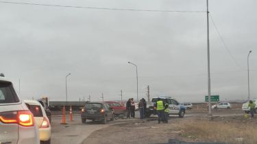 Grave choque en la Autovía Norte de Neuquén: un ciclista fue atropellado por un auto