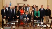 Imagen de En plena crisis por Manuel Adorni, Javier Milei apuesta a una foto de unidad con su Gabinete y Patricia Bullrich