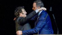 Imagen de ¿Nuevo gesto de respaldo? En medio de la presión para que renuncie, Manuel Adorni se reunió con Javier Milei en Olivos