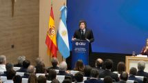 Imagen de Javier Milei respaldó a Manuel Adorni, pero advirtió: «Si lo consideran culpable, lo vuelo de una patada»