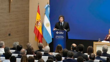 Javier Milei respaldó a Manuel Adorni, pero advirtió: «Si lo consideran culpable, lo vuelo de una patada»
