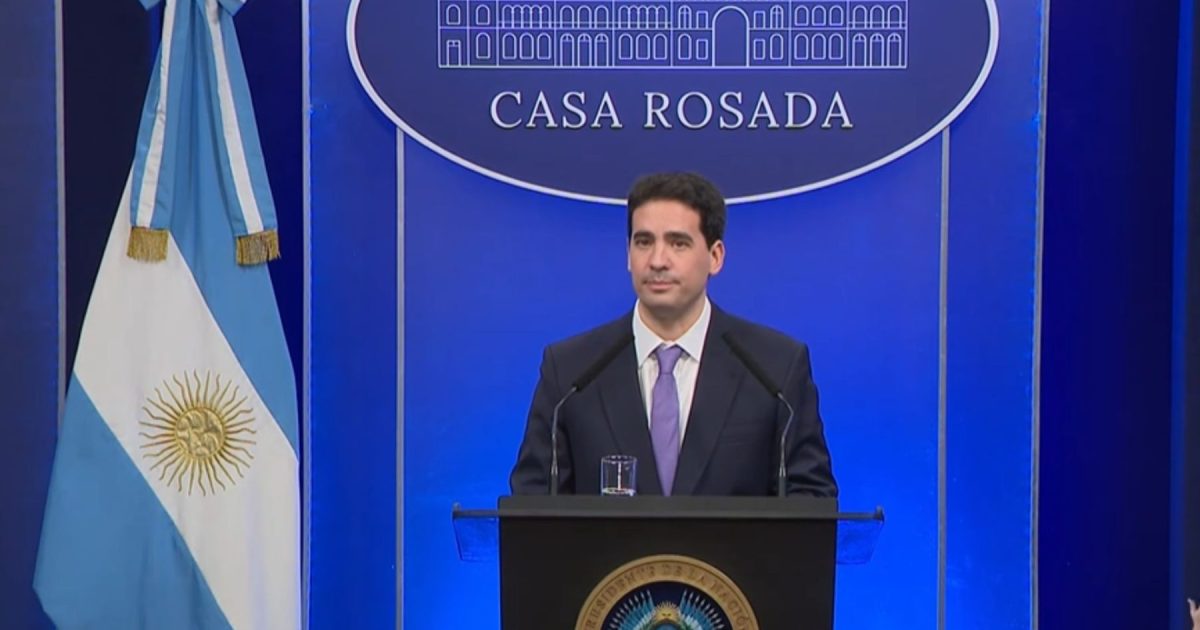 Adrián Ravier ofrece su quinta conferencia como vocero de Javier Milei