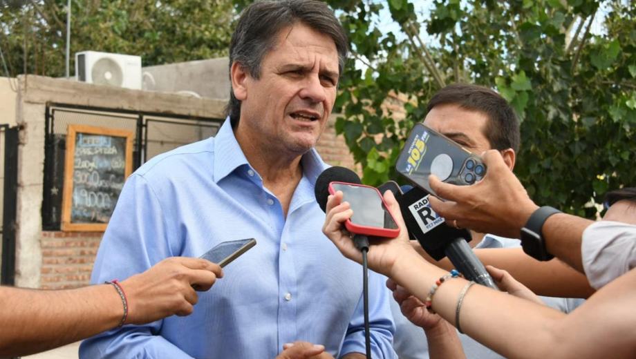 Mariano Gaido destacó que las obras contemplan un sistema de drenaje subterráneo, pavimento y mejoras en calles troncales del barrio. Foto gentileza.