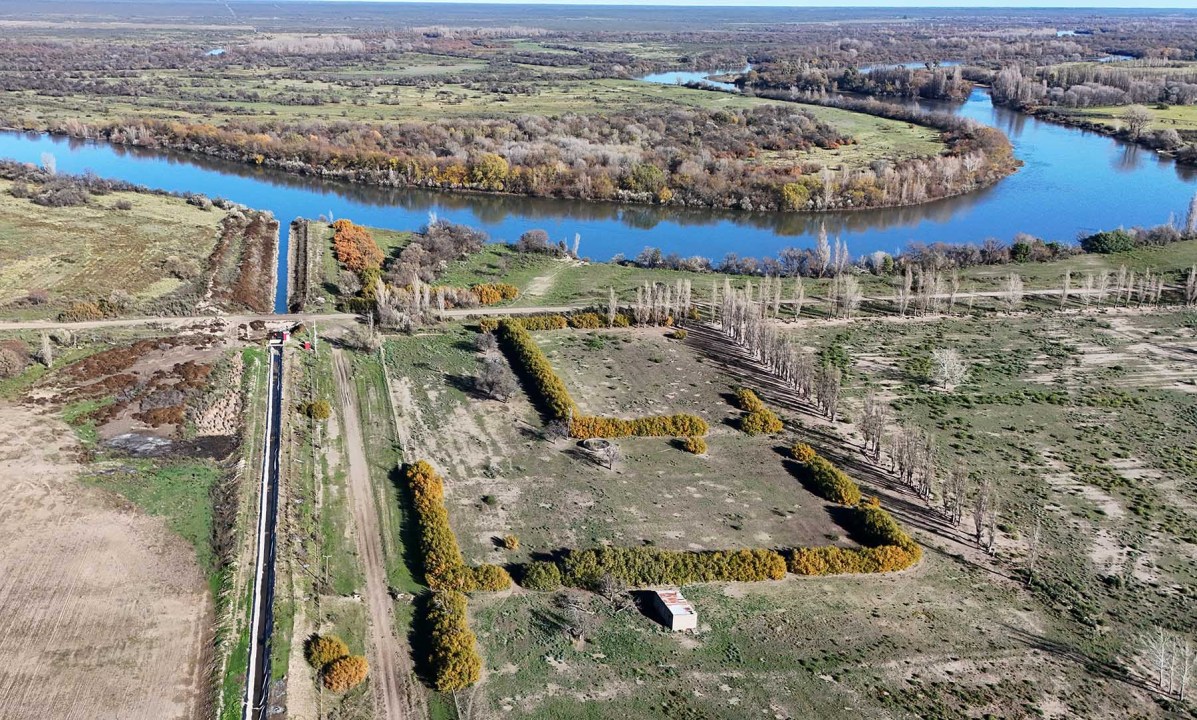 El comienzo de la obra hidráulica: se toma agua del río Negro, que es conducida por un primer tramo de canal hasta su rebombeo hacia la desértica meseta de la Patagonia.