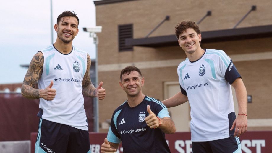 Paredes, Dibu y Julián, tres de los cinco jugadores que todavía no entrenan con normalidad. (Prensa AFA)