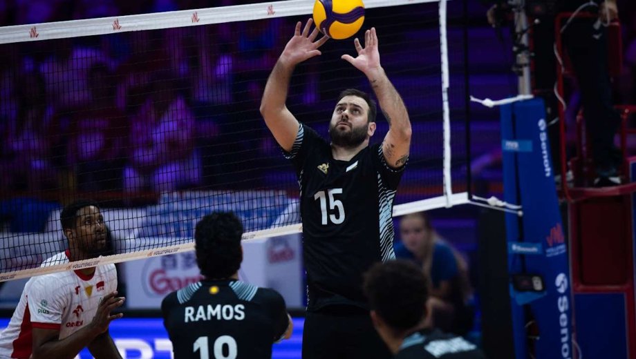 Luciano De Cecco siempre importante en el armado de juego del equipo argentino.