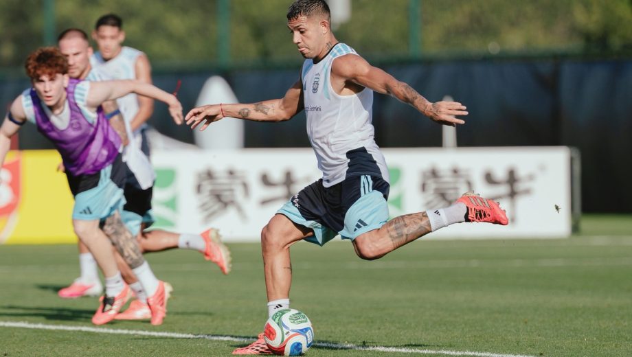 Facundo Medina pelea un lugar entre los titulares de Argentina. (Foto: @Argentina)
