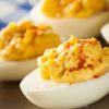 Imagen de Cómo hacer huevos rellenos endiablados: receta clásica con un toque picante ideal para tus picadas