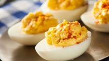 Imagen de Cómo hacer huevos rellenos endiablados: receta rápida y fácil para tus picadas familiares