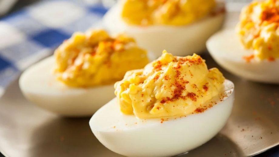 Cómo hacer huevos rellenos endiablados: receta exprés.-