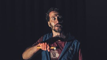 Luciano Cáceres trae «Muerde» a Cipolletti y Bariloche: «El público se vuelve cómplice del actor»