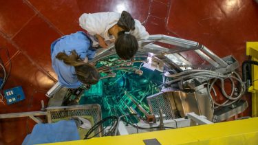 Por primera vez en Argentina, estudiantes de Bariloche realizaron el ensayo de una fuente fría de neutrones 