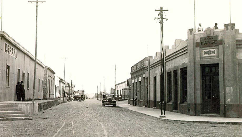 A un lado, las construcciones de chapa, al otro las de ladrillo y cemento, postal de SAO de principios de Siglo XX. 