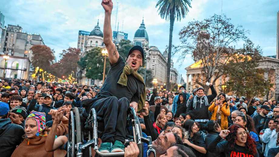 Fanáticos del Indio Solari se concentran en Plaza de Mayo tras el anuncio del fallecimiento del cantante - CABA - 5 de junio de 2026 - foto: Cristina Sille
