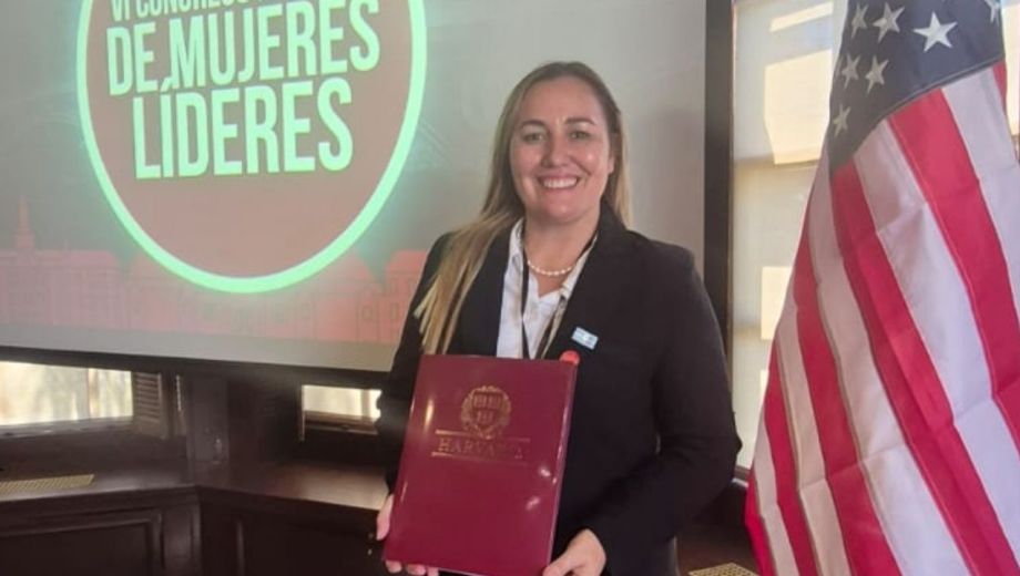 Es de General Roca, pilotea aviones y fue seleccionada para exponer en Harvard.