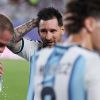 Imagen de Por qué los futbolistas frenan para hidratarse: la explicación médica detrás de la medida