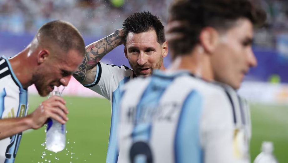 Pausa de hidratación de la selección argentina. Fotos gentileza.-