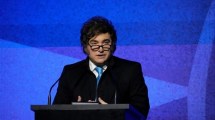 Imagen de Milei reapareció junto a su nuevo vocero Adrián Ravier en un acto de la Fundación Faro