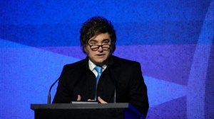 Milei reapareció junto a su nuevo vocero Adrián Ravier en un acto de la Fundación Faro
