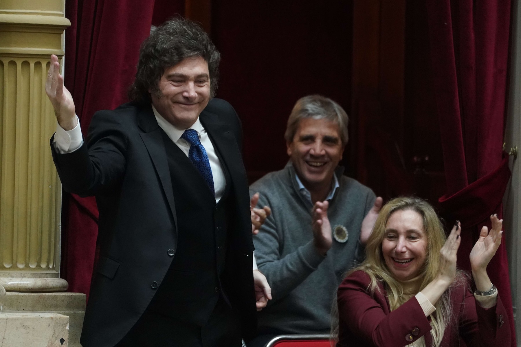 El gobierno lanza plan para inyectar dólares a empresas antes de las elecciones de 2027