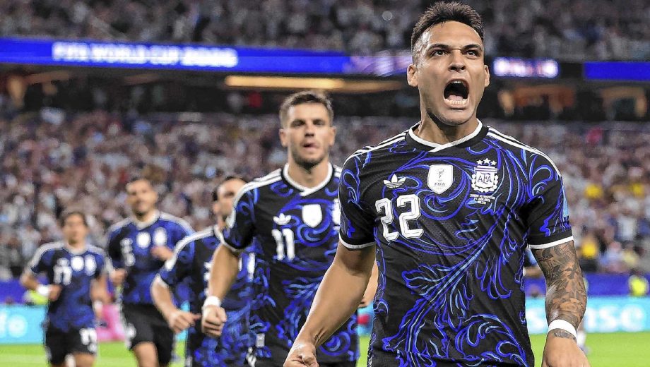 El festejo de Lautaro Martínez tras poner el 2-0 a favor de la Selección y marcar su primer gol en un Mundial. (Foto: AFP)