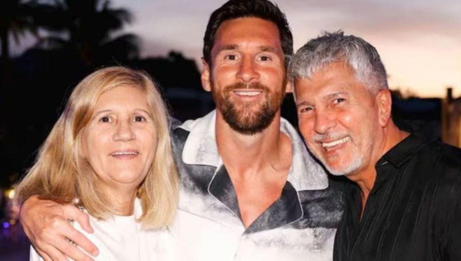 Lionel Messi junto a su padre, Jorge, y su mamá, Cecilia.-