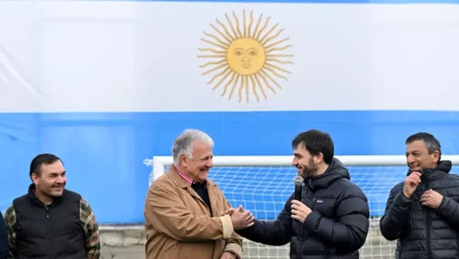 Jorge Seitune, intendente de Tecka, junto a Torres.