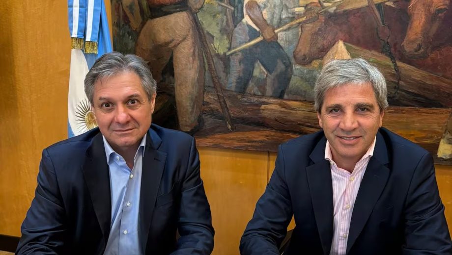 El ministro de Economía, Luis Caputo, junto a su viceministro, José Luis Daza. El equipo económico busca acelerar los avales internacionales ante el exigente perfil de vencimientos. (Foto: gentileza)